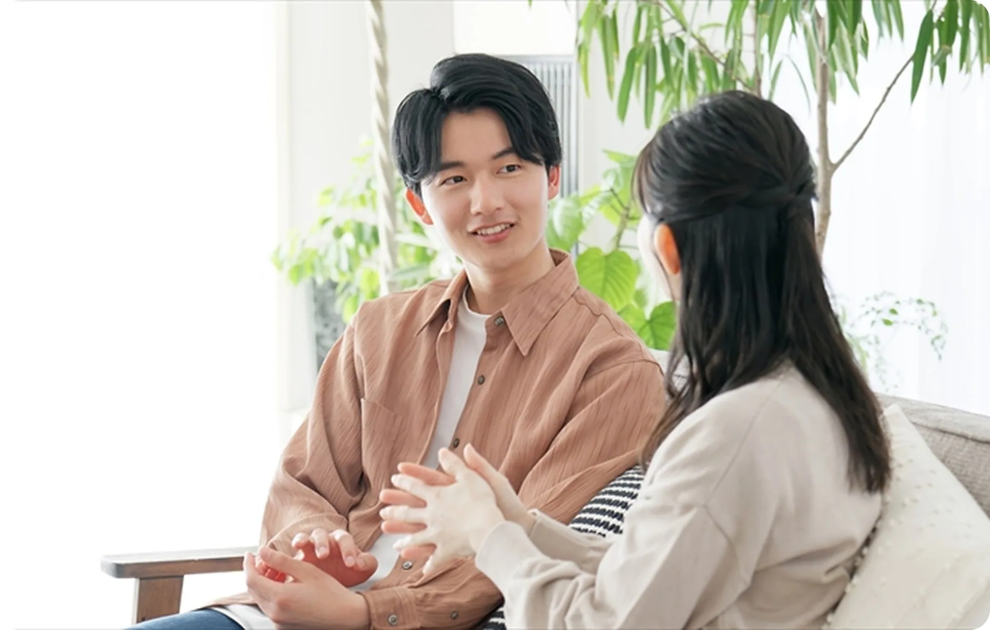 椅子の上で会話をするカップル