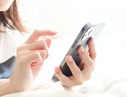 スマホを操作する手元