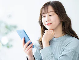 スマホを操作する女性