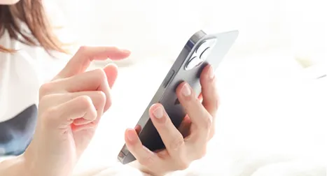 スマホを操作する手元