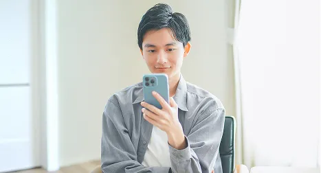 スマホを操作する男性
