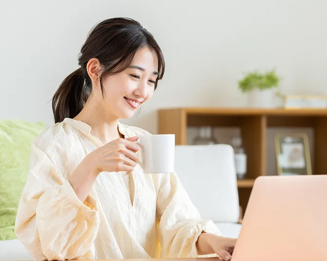 パソコンを操作する女性