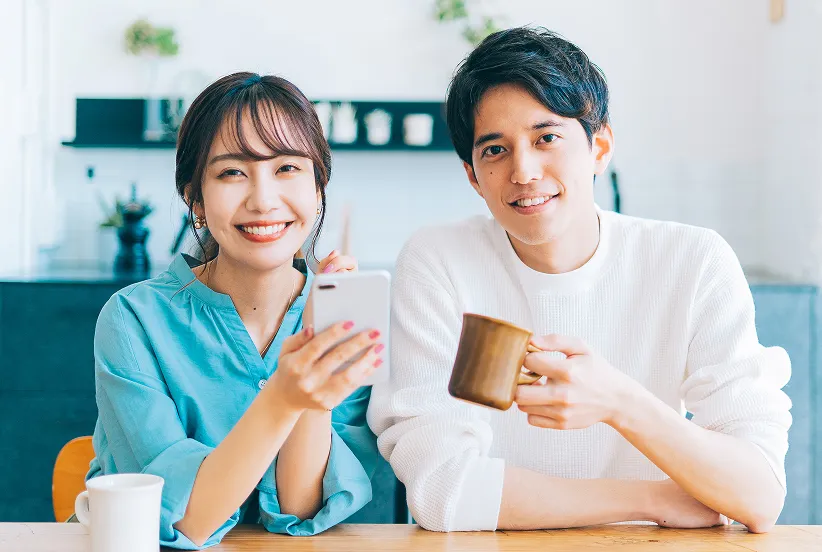 男女が微笑む写真