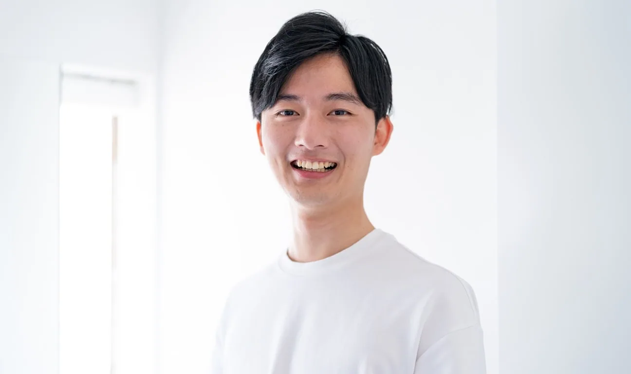微笑む男性
