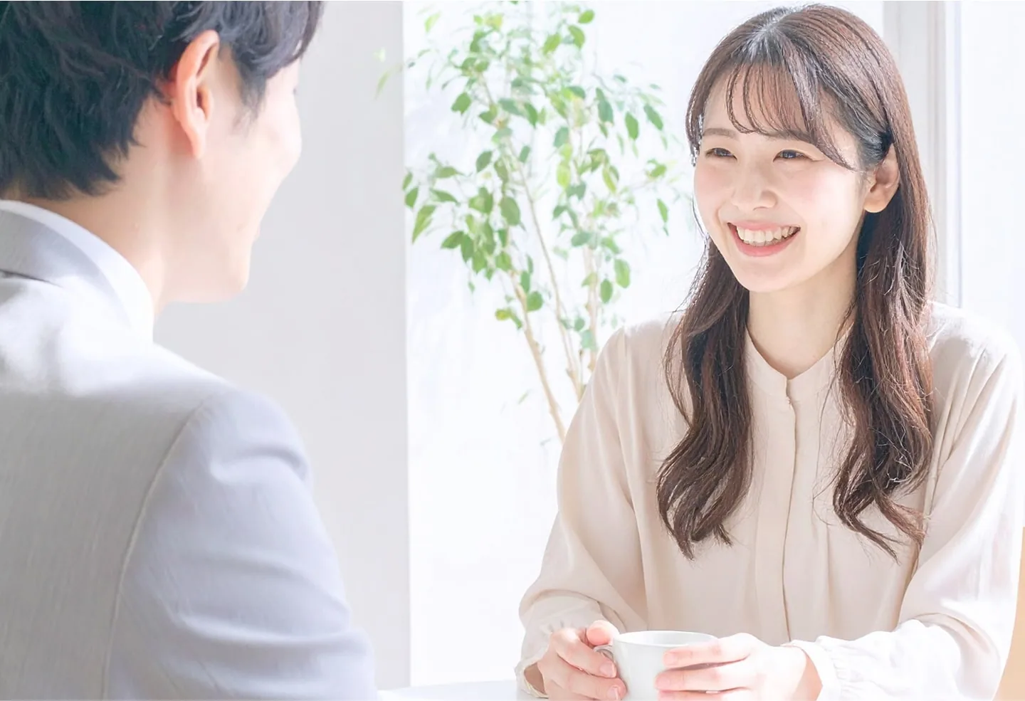 男性を見つめる女性の写真