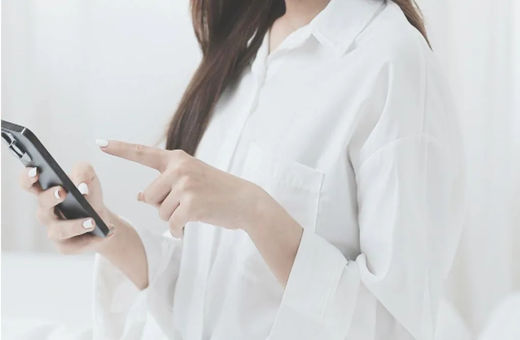 女性がスマホ操作をする写真
