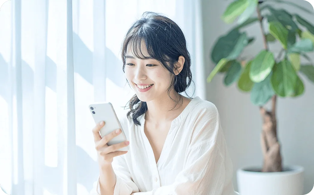 スマホを操作する女性