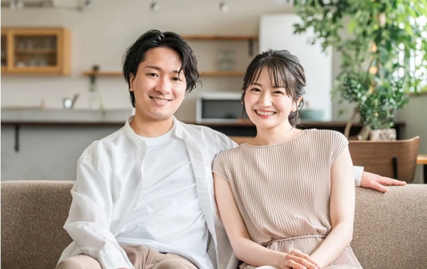 男性と女性が微笑む写真