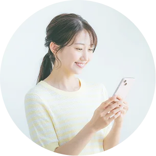 スマートフォンで契約手続きをする女性