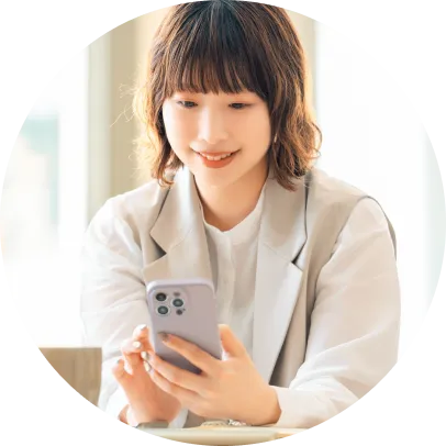 スマートフォンでリングベルの公式LINEを追加する女性
