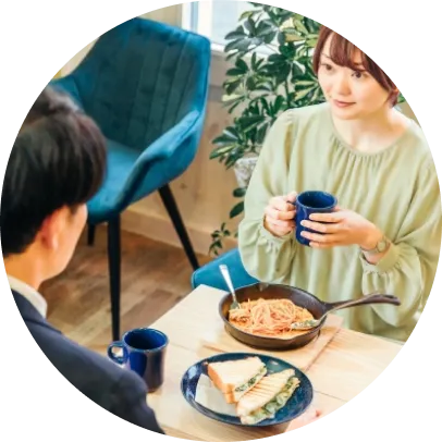 カフェで向かい合ってお見合いをする男女