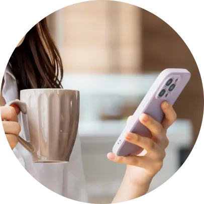 スマートフォンでお相手を探す女性