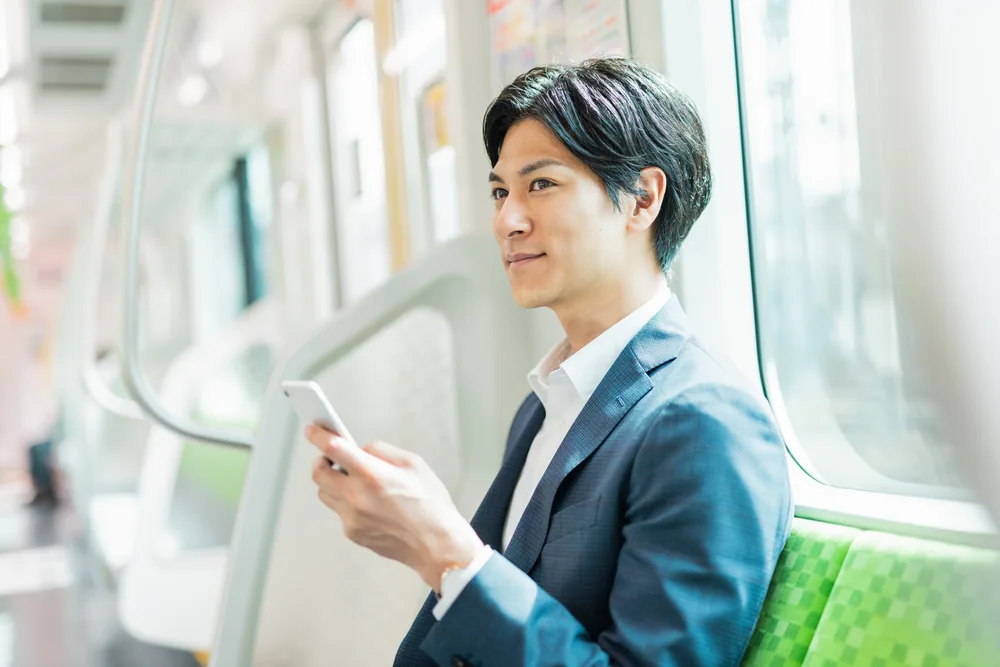 スマートフォンを見る男性