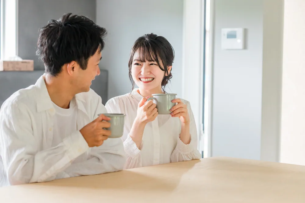 談笑するカップル